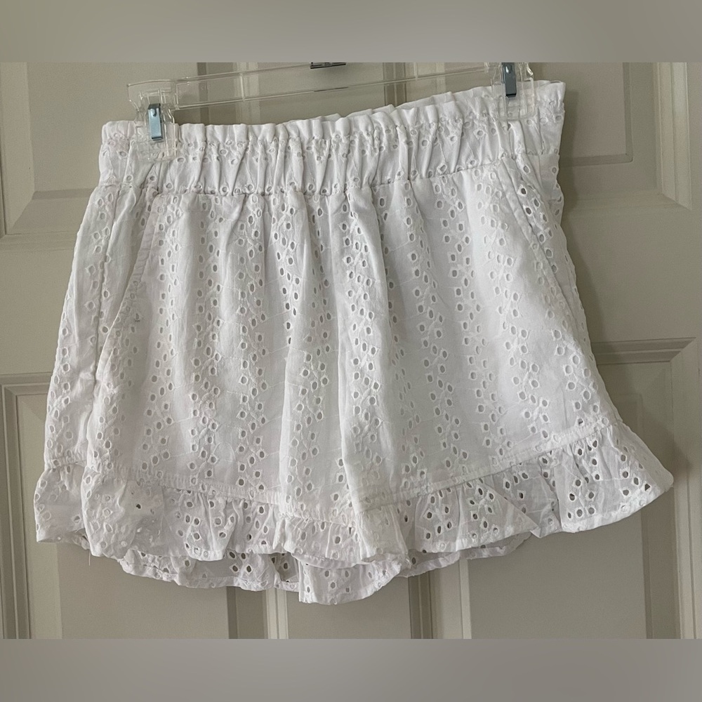 NWT Hollister Shorts White High Waisted Eyelet Ruffle
Pockets Stretch Cotton XS